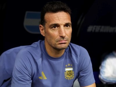 HLV Argentina: Tôi thực sự không còn từ ngữ nào để nói về Messi nữa