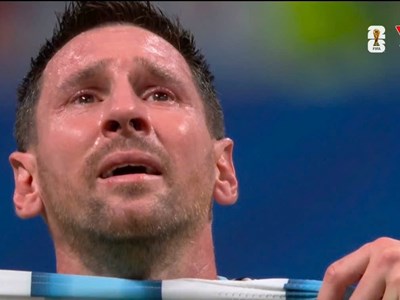 Messi bật khóc sau màn ngược dòng của Argentina, lên tiếng về quyết định gây tranh cãi của VAR