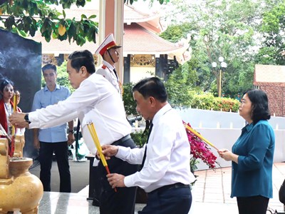 Chủ tịch Quốc hội Trần Thanh Mẫn dâng hương tri ân các Anh hùng liệt sĩ tại Công viên Lê Thị Riêng