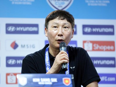 HLV Kim Sang-sik chưa hài lòng dù tuyển Việt Nam thắng Malaysia 2-0