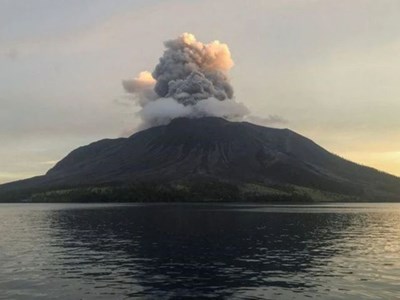 Indonesia: Núi lửa Ruang lại phun trào dữ dội