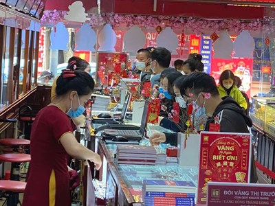  Vì sao giá vàng vẫn neo cao?