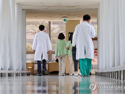 Yêu cầu các bệnh viện giảm thiểu ảnh hưởng do giáo sư y khoa từ chức