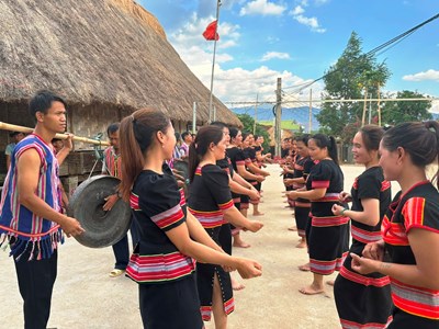 Bế giảng lớp truyền dạy cồng chiêng, múa xoang cho Thanh niên DTTS