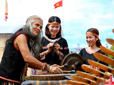  Tổ chức triển lãm ảnh “Sắc màu các dân tộc Việt Nam”