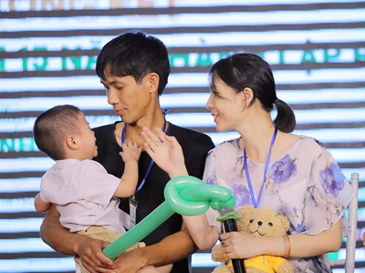 Nước mắt hạnh phúc của những cặp vợ chồng hiếm muộn