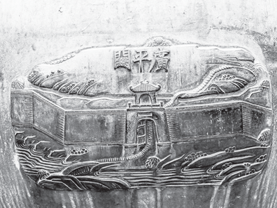 Tác phẩm trên cửu đỉnh tạc khắc những gì?