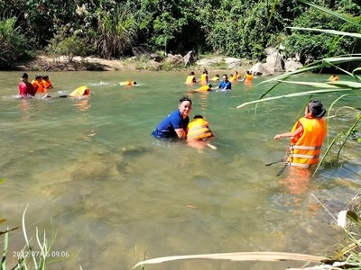 Hàng trăm trẻ em miền núi được học bơi miễn phí