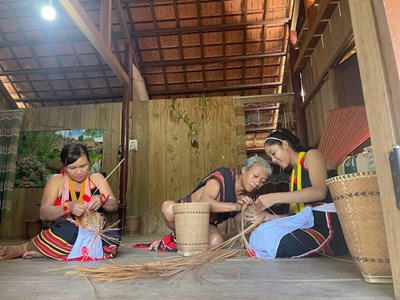 Giữ chân du khách bằng bánh ốc, cườm đá