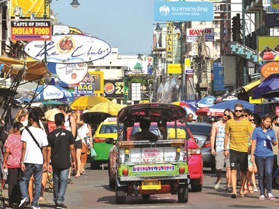  Cười nhiều hơn để hút khách