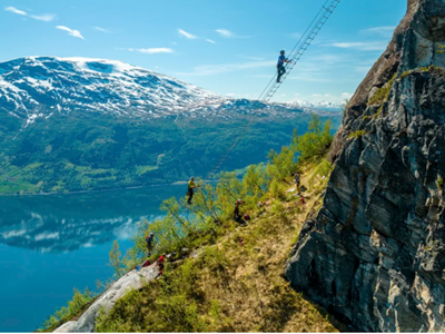 Độc đáo leo thang dây giữa trời hút khách ở Na Uy
