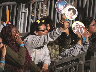  “Tác dụng phụ” từ mô hình kinh doanh của Kpop