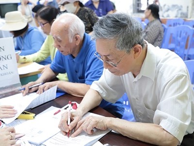 Người cao tuổi thay đổi thói quen nhận lương hưu