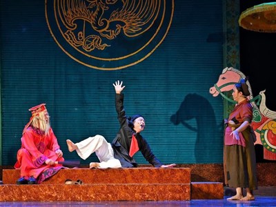 Phê không đến nơi, bình không thấu đáo...