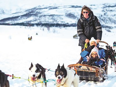  Nắng nóng kỷ lục, du lịch trượt băng, tắm tuyết tăng vọt
