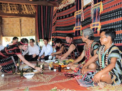 Vang xa làn điệu nói lý, hát lý