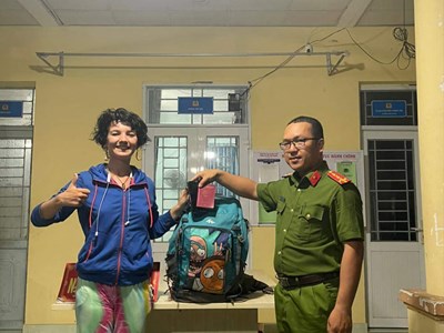 Nữ du khách người Nga xúc động khi nhận lại tài sản đánh rơi