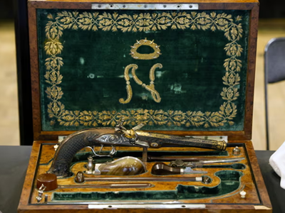 Khẩu súng cựu Hoàng đế Pháp Napoléon định dùng tự sát bán được 1,7 triệu euro