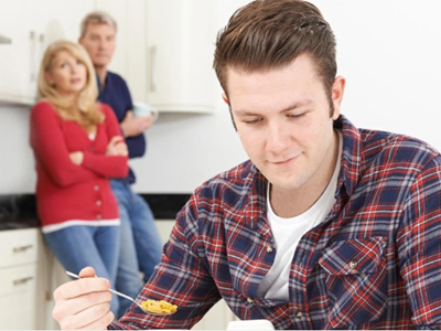 Thanh niên Mỹ về nhà... sống nhờ cha mẹ