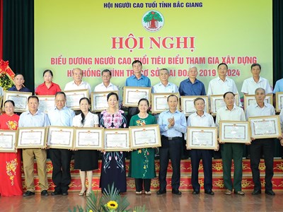  Tuyên dương người cao tuổi tiêu biểu tham gia xây dựng hệ thống chính trị cơ sở