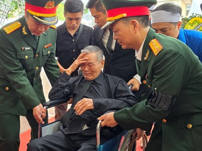   “Chúng tôi cảm phục sự cống hiến to lớn của bác Trọng với dân, với nước”