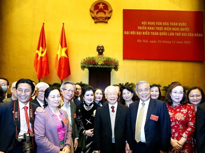 “Ánh sáng” soi đường, chỉ lối cho giới văn nghệ sĩ