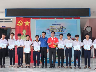 Bình Định hỗ trợ kinh phí để trẻ em xã đảo Nhơn Châu có điều kiện đến trường