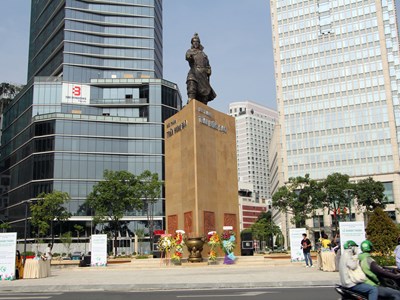 Bao giờ TP.HCM có quy hoạch tượng đài?
