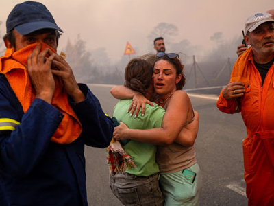 Cháy rừng lan “nhanh như chớp”, hàng nghìn người dân rời bỏ nhà cửa
