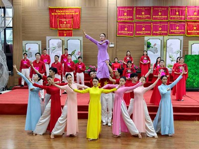 Máu và hoa trên lũy thép