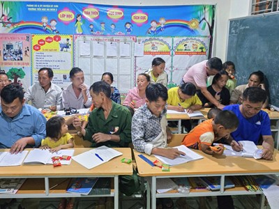  Lớp học xóa mù nơi biên viễn