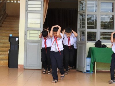 Thực hành kỹ năng ứng phó động đất ngay sau lễ khai giảng