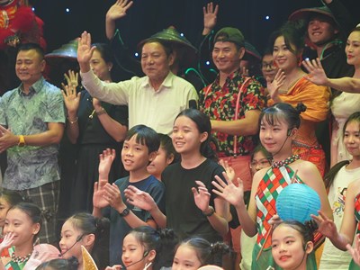 Ấm áp những suất diễn nghĩa tình