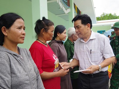 Sạt lở đe dọa, dời cả thôn đến nơi ở tạm