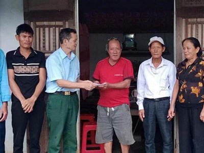  Nghệ An khen thưởng ba công dân lao vào dòng nước cứu hai chị em bị lũ cuốn