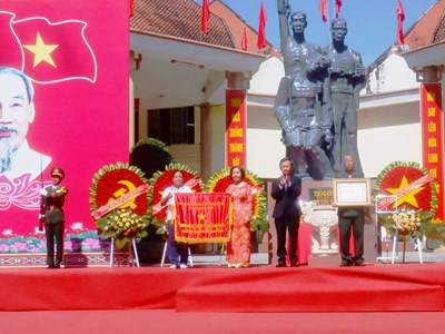  Trao danh hiệu Anh hùng Lực lượng vũ trang nhân dân cho Tập thể chiến sĩ cách mạng bị địch bắt tù đày