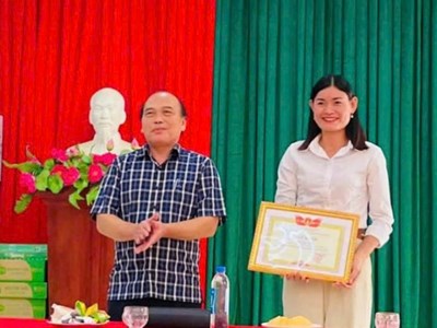 Khen thưởng cô giáo giúp hơn 200 học sinh thoát thảm họa sạt lở đất