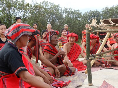  Già làng và người có uy tín góp sức xóa nghèo nơi biên viễn