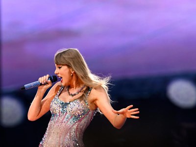 Taylor Swift vượt Rihanna trở thành nữ nhạc sĩ giàu nhất thế giới