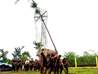 Đồng bào Ca Dong vui hội mừng lúa mới