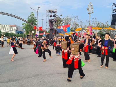  Điệu múa, tiếng khèn vang mãi