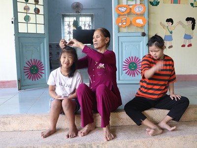 Người mẹ viết tiếp ước mơ của những đứa trẻ da cam