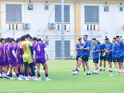  Cần một “cú hích”