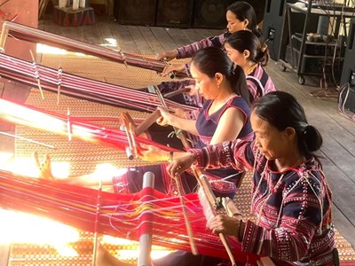  Về Xí Thoại trải nghiệm nghề dệt thổ cẩm của người Ba Na