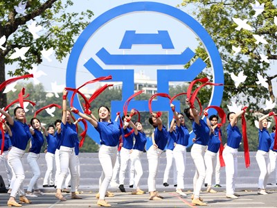 Trọng tâm là xây dựng con người Việt Nam thời kỳ mới...