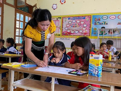 Tuyên dương giáo viên tiêu biểu trong chương trình “Chia sẻ cùng thầy cô” năm 2024