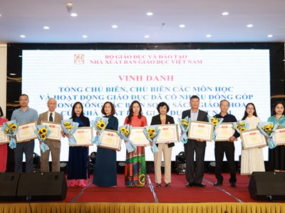  Cống hiến thầm lặng vì tương lai của các thế hệ học sinh