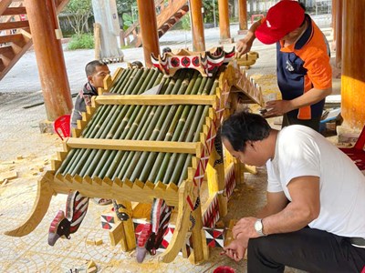  Truyền dạy nghệ thuật điêu khắc và diễn xướng dân gian của người Cơ Tu