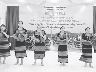 Người Hrê hút khách bằng điệu dân ca