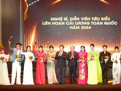  Tôn vinh và khích lệ “những bông hoa đẹp trong vườn hoa nghệ thuật”